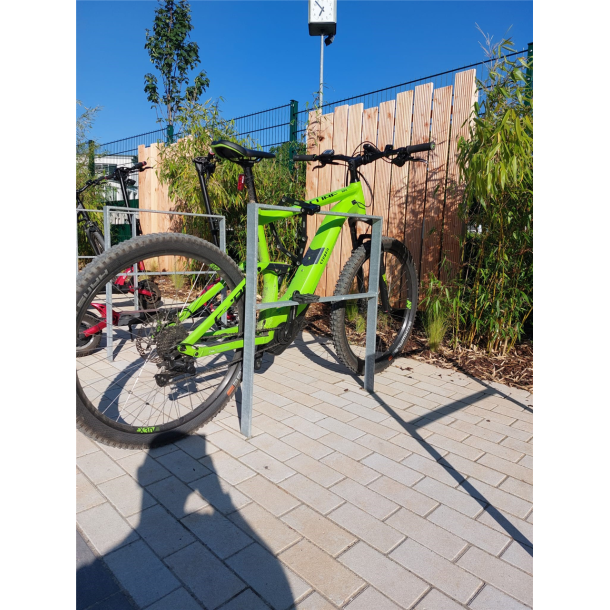 Lean-on hoop of flat bar steel | 50 x 12 mm | with cross bar | total width: 1000 mm | hot-dip galvanized and coated DB 703